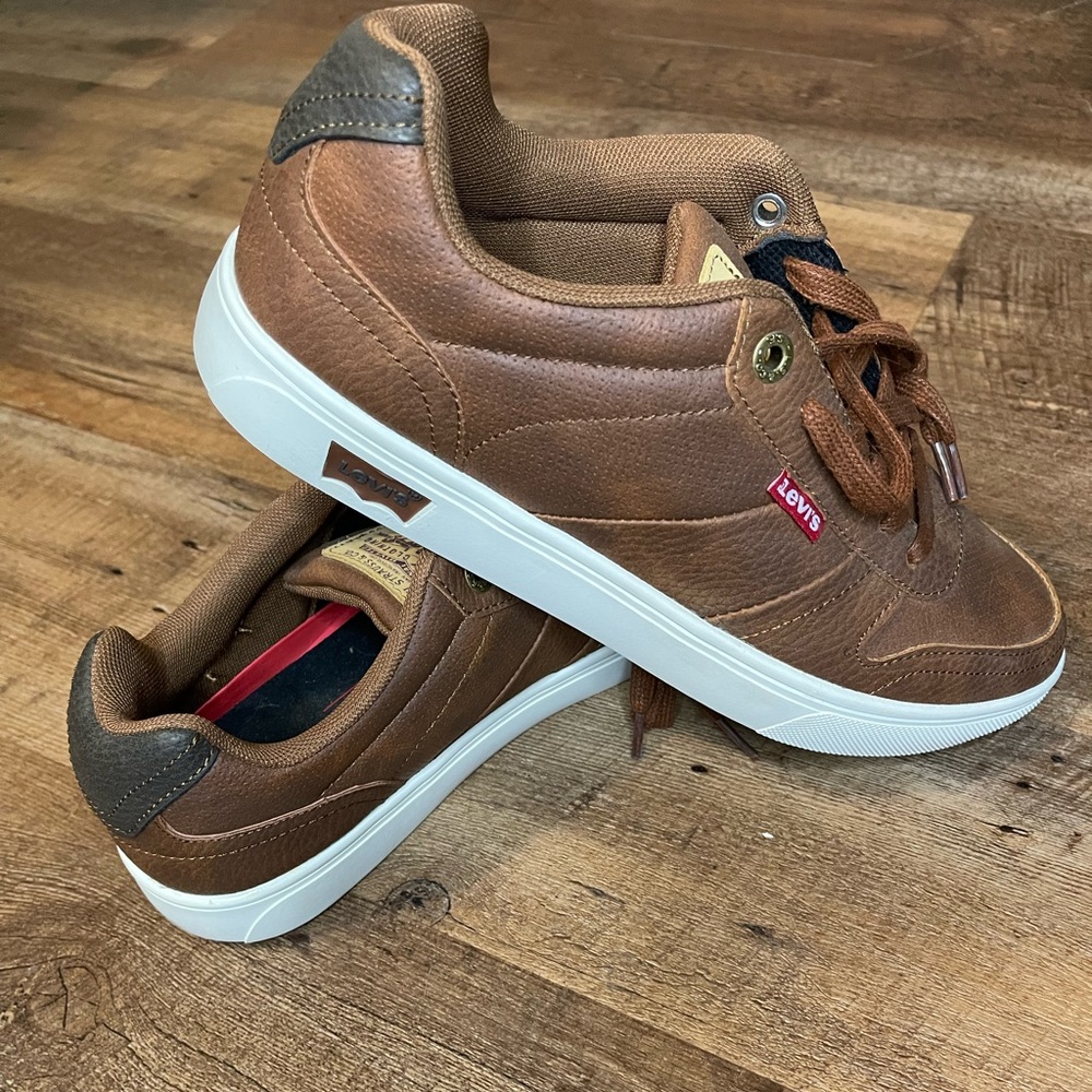 Men’s size 8 leather dress shoe/sneaker